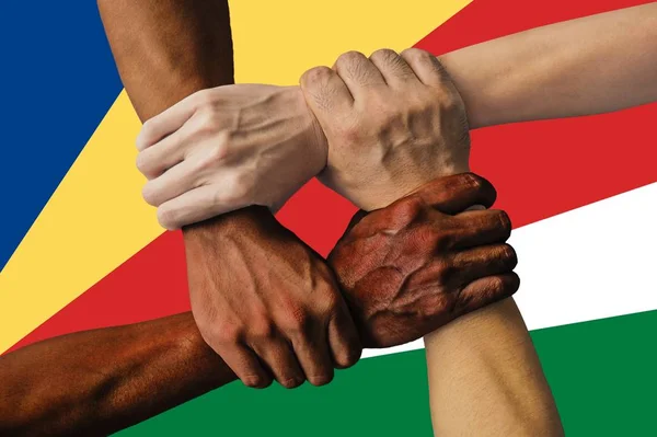 Seychelská vlajka, intergrace multikulturní skupiny mladých lidí — Stock fotografie
