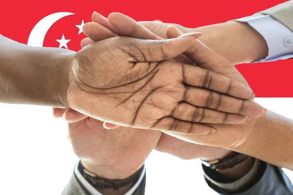 Flagge der Singapore, Integration einer multikulturellen Gruppe junger Menschen — Stockfoto