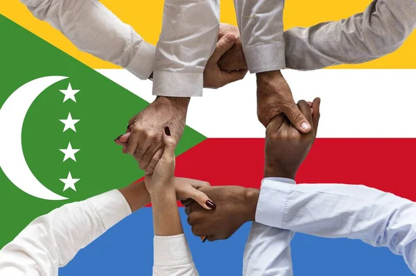 Bandera de las Comoras, integración de un grupo multicultural de jóvenes — Foto de Stock