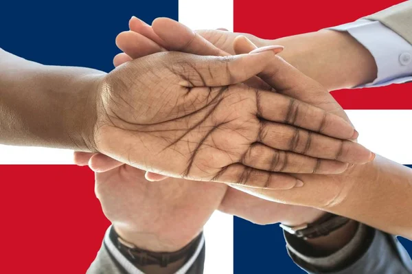 Bandera de la República Dominicana, integración de un grupo multicultural de jóvenes — Foto de Stock