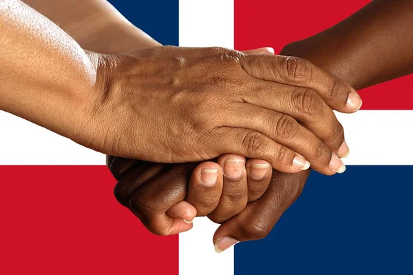 Bandera de la República Dominicana, integración de un grupo multicultural de jóvenes — Foto de Stock