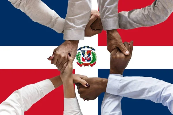 Σημαία της Δομινικανική Δημοκρατίας, διασύνδεση μιας πολυπολιτισμικής ομάδας νέων — Φωτογραφία Αρχείου