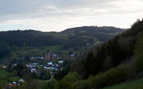 Мале село, що знаходиться на пагорбах Айфель, Німеччина. — стокове фото