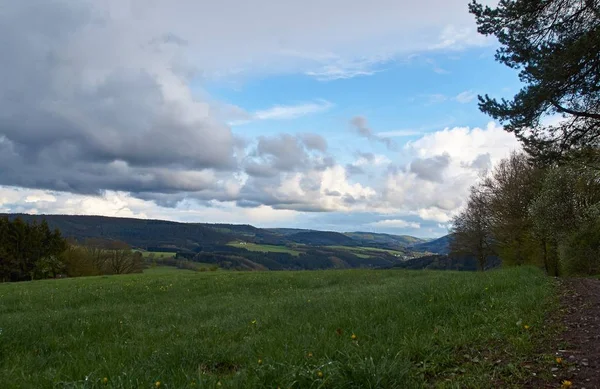Klein dorp gelegen in de glooiende heuvels van de Eifel, Duitsland. — Stockfoto