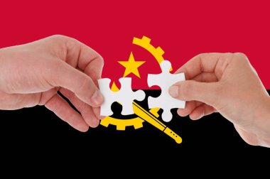 Angola bayrağı, çok kültürlü bir grup gencin araya bağlanması