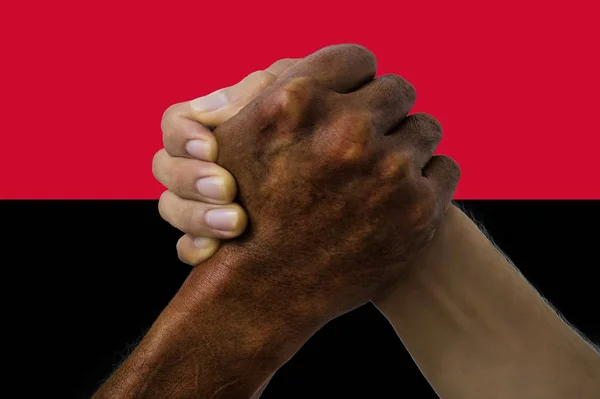 Angola-Flagge, Integration einer multikulturellen Gruppe junger Menschen — Stockfoto