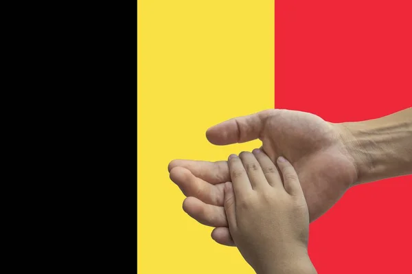 ベルギーの国旗、多文化の若者のグループの統合 — ストック写真