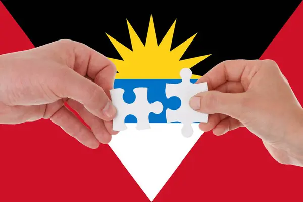 Antigua ve Barbuda bayrağı, gençlerin çok kültürlü bir grup intergration — Stok fotoğraf