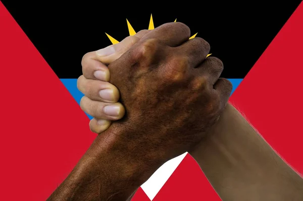 Bandeira de Antígua e Barbuda, integração de um grupo multicultural de jovens — Fotografia de Stock