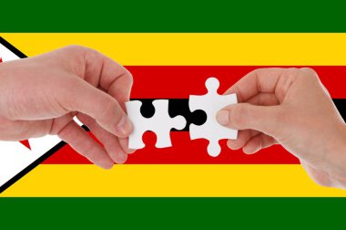 Zimbabwe bayrağı, çok kültürlü gençlerden oluşan bir grubun kesişmesi