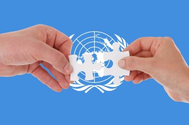 Birleşik Devletler bayrağı, çok kültürlü gençlerden oluşan bir grubun bölünmesi