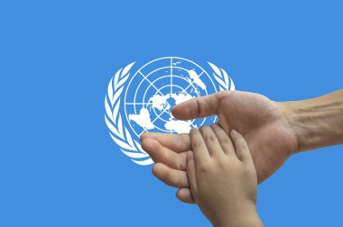 Birleşik Devletler bayrağı, çok kültürlü gençlerden oluşan bir grubun bölünmesi