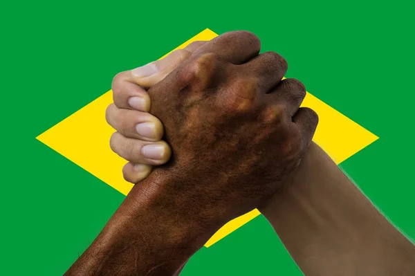 Bandeira do brasil, integração de um grupo multicultural de jovens — Fotografia de Stock