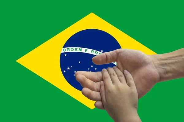 Прапор Бразилії, взаємодія мультикультурної групи молодих людей — стокове фото