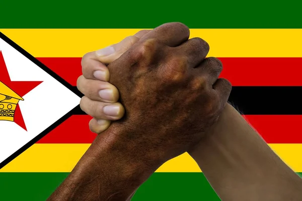 Zimbabwe zászló, a fiatalok multikulturális csoportjának intergrációja — Stock Fotó