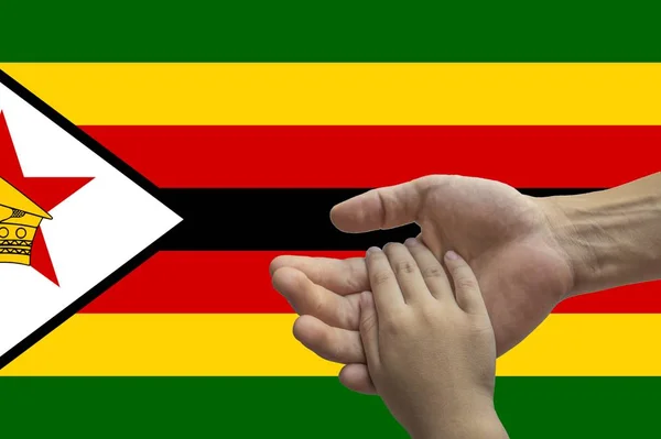 Drapeau du Zimbabwe, intégration d'un groupe multiculturel de jeunes — Photo