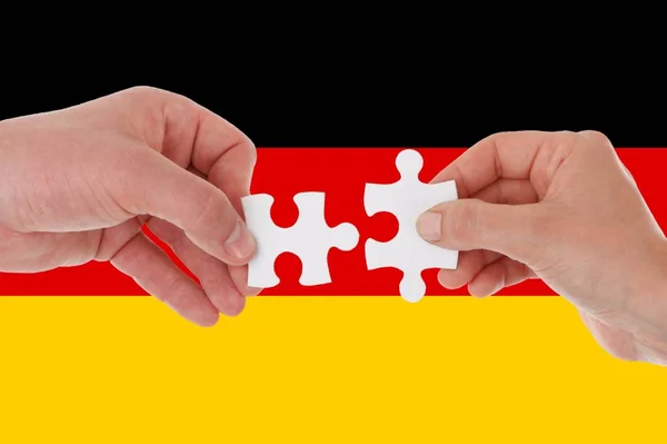 Deutschland-Fahne, Integration einer multikulturellen Gruppe junger Menschen — Stockfoto