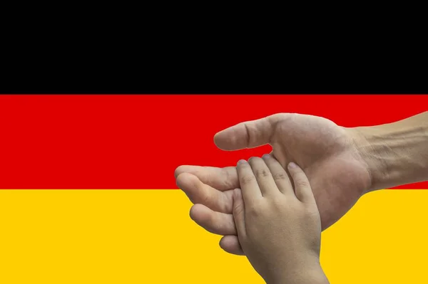 Прапор Німеччини, інтерграція багатокультурної групи молодих людей — стокове фото