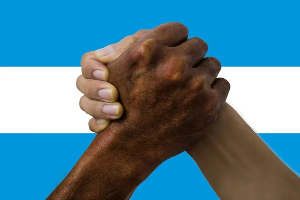 Argentinische Flagge, Integration einer multikulturellen Gruppe junger Menschen — Stockfoto