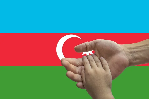 Azerbaidschanische Fahne, Integration einer multikulturellen Gruppe junger Menschen — Stockfoto