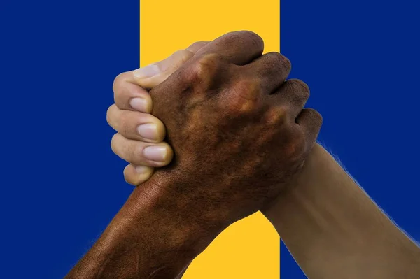 Barbados flagga, och integration av en mångkulturell grupp unga människor — Stockfoto