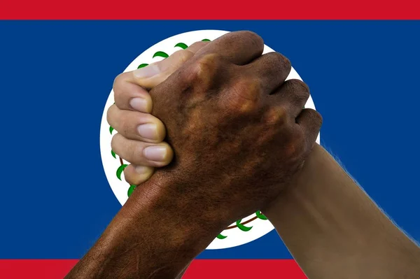 Flagge des Glaubens, Integration einer multikulturellen Gruppe junger Menschen — Stockfoto