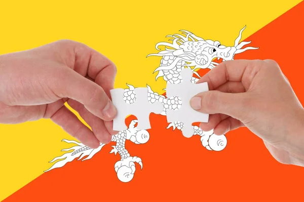 Bandiera del Bhutan, integrazione di un gruppo multiculturale di giovani — Foto Stock