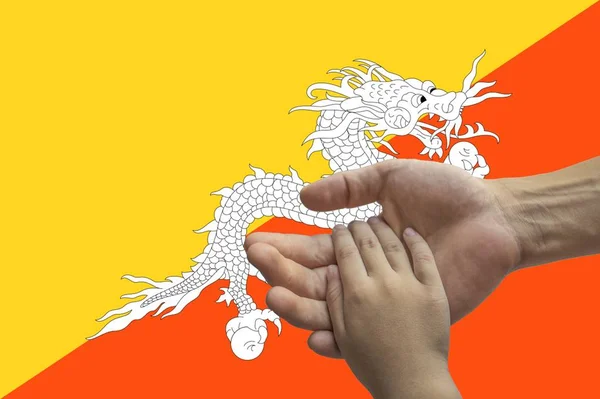 Прапор Бутану, інтеграція багатокультурної групи молодих людей — стокове фото