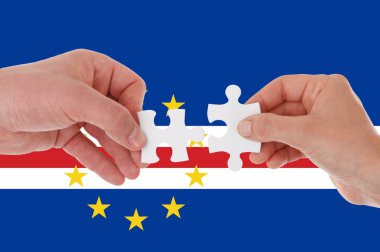 Cape Verde Bayrağı, çok kültürlü bir grup gencin araya bağlanması