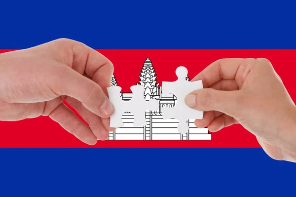 Flagge Kambodschas, Integration einer multikulturellen Gruppe junger Menschen — Stockfoto