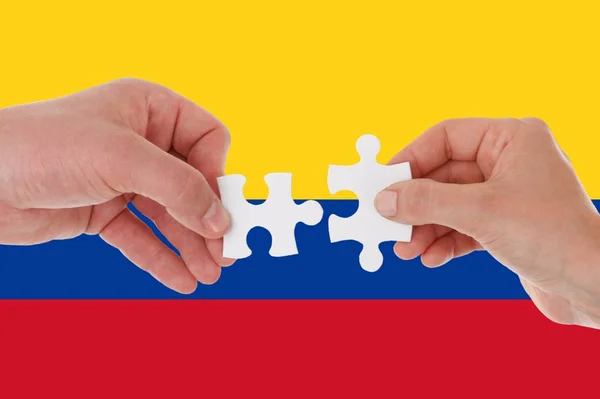 Bandera de Colombia, integración de un grupo multicultural de jóvenes — Foto de Stock