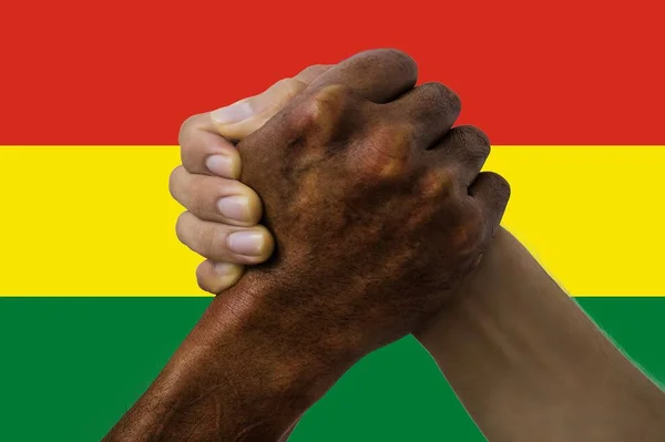 ボリビアの国旗、若者の多文化グループの相互作用 — ストック写真