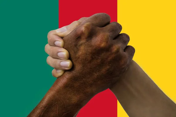 カメルーンの旗、若者の多文化グループの相互作用 — ストック写真