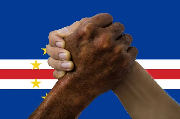 Cape Verde Bayrağı, çok kültürlü bir grup gencin araya bağlanması — Stok fotoğraf