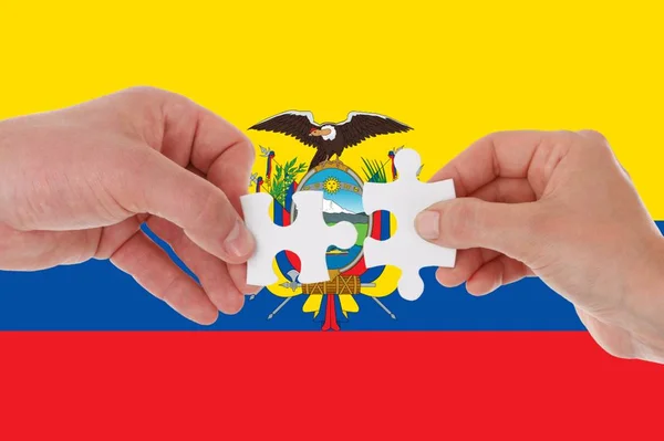 Bandera de Ecuador, integración de un grupo multicultural de jóvenes — Foto de Stock