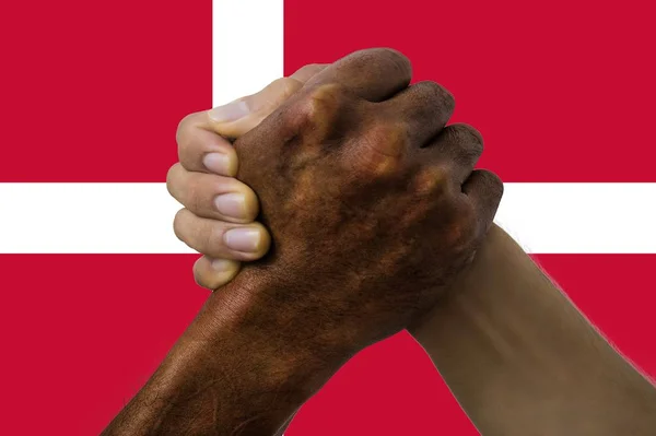 Dánská vlajka, intergrace multikulturní skupiny mladých lidí — Stock fotografie