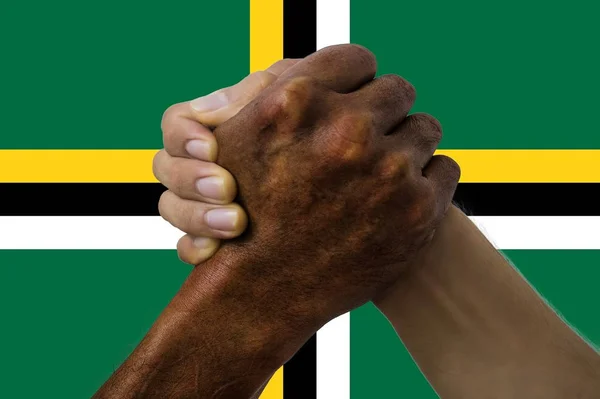 Flagge von Dominica, Integration einer multikulturellen Gruppe junger Menschen — Stockfoto