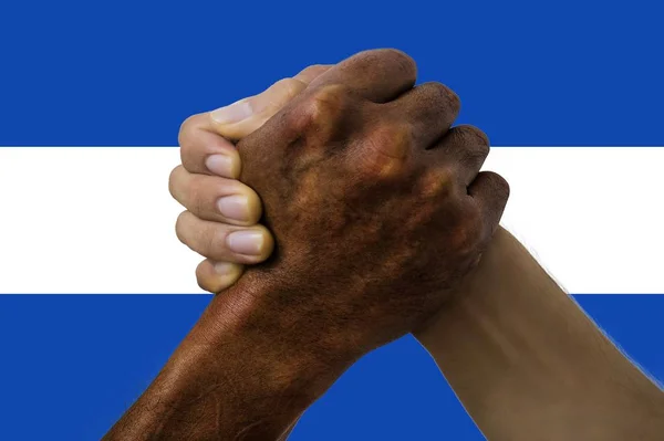 Bandiera di El Salvador, integrazione di un gruppo multiculturale di giovani — Foto Stock