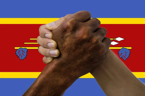 Eswatini zászlaja, a fiatalok multikulturális csoportjának összekapcsolása — Stock Fotó