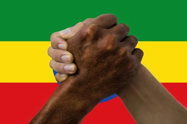 エチオピアの国旗、若者の多文化グループの相互作用 — ストック写真