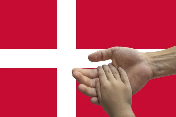 Прапор Данії, інтерграція багатокультурної групи молодих людей — стокове фото