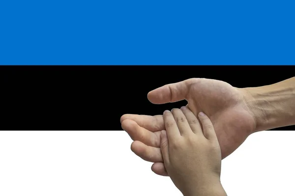 Bandera de Estonia, integración de un grupo multicultural de jóvenes — Foto de Stock