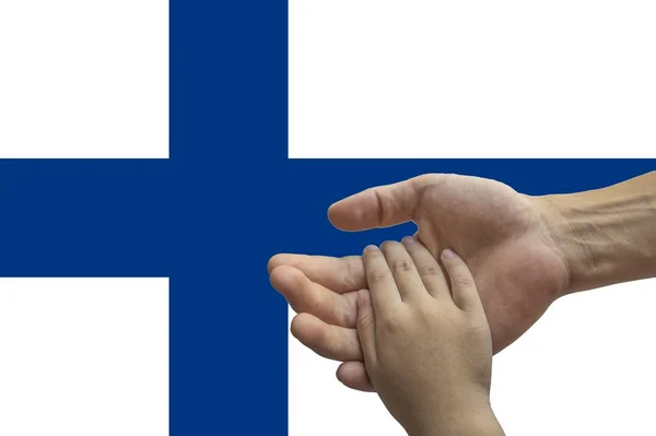 Finland flagga, integration av en mångkulturell grupp av ungdomar — Stockfoto