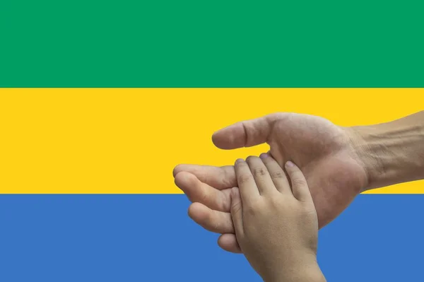加蓬国旗，多文化青年群体的融合 — 图库照片