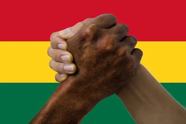ガーナの国旗、多文化の若者の集団の統合 — ストック写真