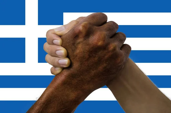 Grèce drapeau, intégration d'un groupe multiculturel de jeunes — Photo