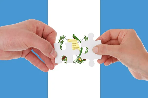과테말라의 국기, 젊은 사람들의 다문화 그룹의 통합 — 스톡 사진