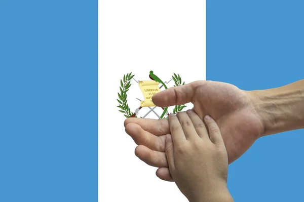 Bandeira da Guatemala, integração de um grupo multicultural de jovens — Fotografia de Stock