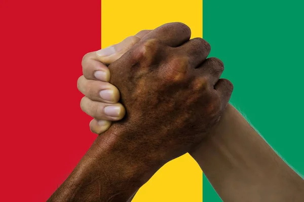 ギニアの国旗、多文化の若者の集団の統合 — ストック写真