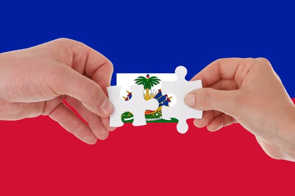 Прапор Гаїті, інтернування багатокультурної групи молодих людей — стокове фото
